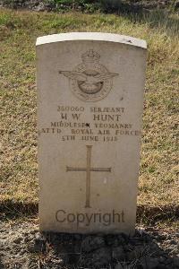 Ismailia War Memorial Cemetery - Hunt, H W